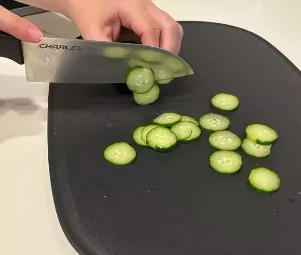 切る前のキュウリに『ピーラー』を引くと…　驚きの変化に「もっと早く知りたかった」