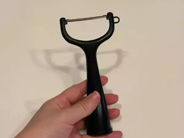 切る前のキュウリに『ピーラー』を引くと…　驚きの変化に「もっと早く知りたかった」