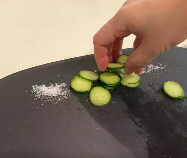 切る前のキュウリに『ピーラー』を引くと…　驚きの変化に「もっと早く知りたかった」