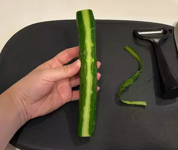 切る前のキュウリに『ピーラー』を引くと…　驚きの変化に「もっと早く知りたかった」