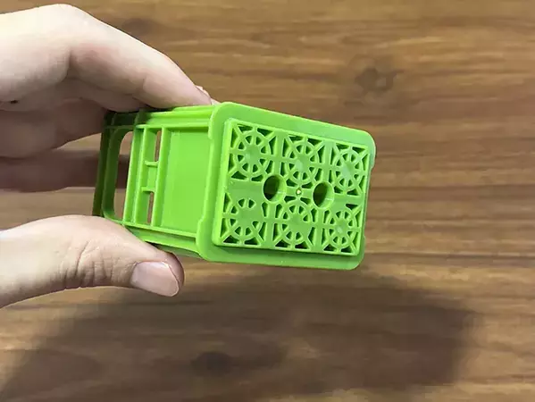 セリアで買った『一升瓶ケース』　水回りが快適になる意外な活用方法【3選】