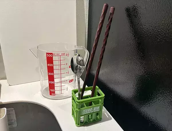 セリアで買った『一升瓶ケース』　水回りが快適になる意外な活用方法【3選】