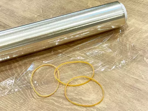 もうラップの切り口を見失ってイライラしない！　輪ゴムを使った解決策に「もっと早く知りたかった」