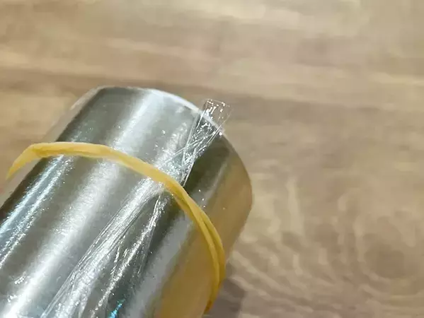 もうラップの切り口を見失ってイライラしない！　輪ゴムを使った解決策に「もっと早く知りたかった」