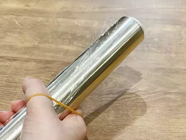 もうラップの切り口を見失ってイライラしない！　輪ゴムを使った解決策に「もっと早く知りたかった」