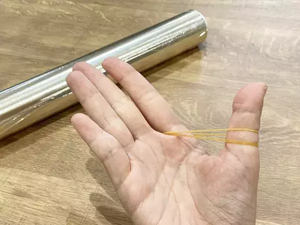 もうラップの切り口を見失ってイライラしない！　輪ゴムを使った解決策に「もっと早く知りたかった」