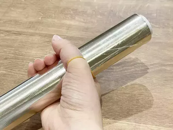 もうラップの切り口を見失ってイライラしない！　輪ゴムを使った解決策に「もっと早く知りたかった」