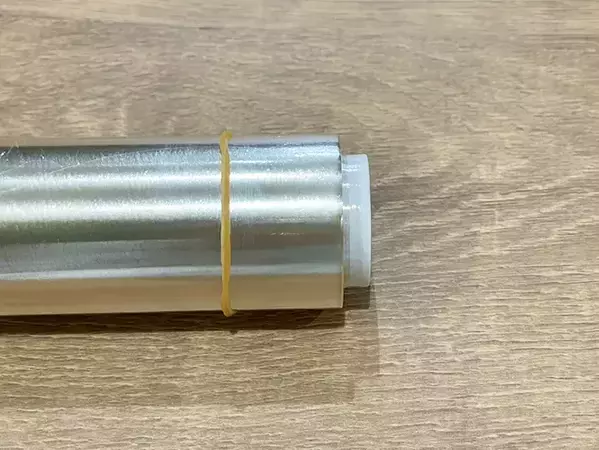 もうラップの切り口を見失ってイライラしない！　輪ゴムを使った解決策に「もっと早く知りたかった」