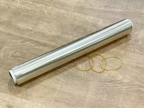 もうラップの切り口を見失ってイライラしない！　輪ゴムを使った解決策に「もっと早く知りたかった」