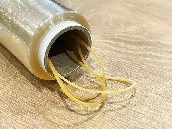 もうラップの切り口を見失ってイライラしない！　輪ゴムを使った解決策に「もっと早く知りたかった」