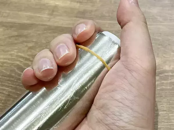 もうラップの切り口を見失ってイライラしない！　輪ゴムを使った解決策に「もっと早く知りたかった」