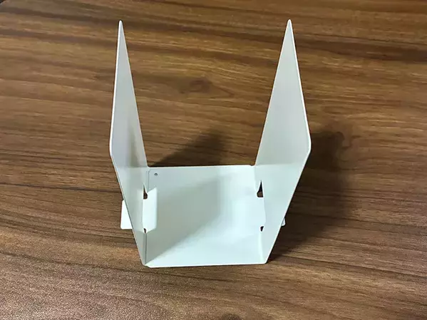 食パンの袋で便利な『ゴミ箱』が作れる！　2個のブックエンドと組み合わせる活用方法