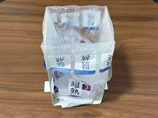 食パンの袋で便利な『ゴミ箱』が作れる！　2個のブックエンドと組み合わせる活用方法