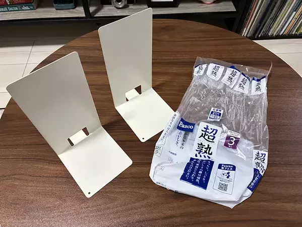 食パンの袋で便利な『ゴミ箱』が作れる！　2個のブックエンドと組み合わせる活用方法