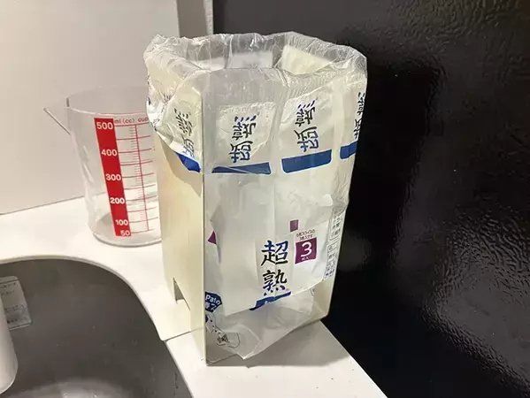 食パンの袋で便利な『ゴミ箱』が作れる！　2個のブックエンドと組み合わせる活用方法