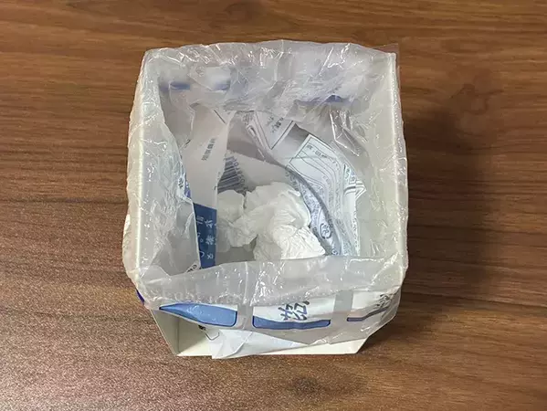 食パンの袋で便利な『ゴミ箱』が作れる！　2個のブックエンドと組み合わせる活用方法