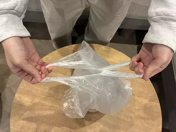 自衛隊が勧める『ビニール袋』の結び方　試したら5秒でしっかり固定できた！【検証】