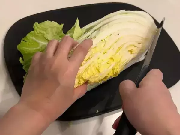 買ってきた白菜、保存前に『斜め』に切って！「知らなかった」「絶対試す」