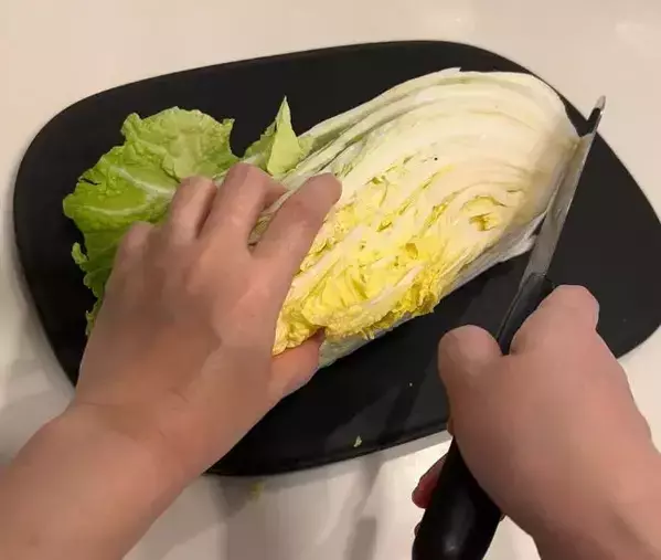 買ってきた白菜、保存前に『斜め』に切って！「知らなかった」「絶対試す」