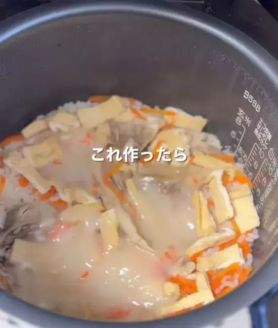 いつもの白米に『切り餅２個』をのせて炊飯すると？　開けてビックリ！「これはズルい」「早速作る」