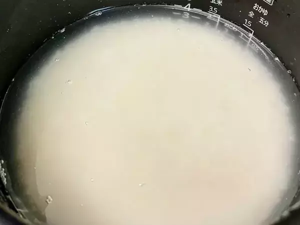 いつもの白米に『切り餅２個』をのせて炊飯すると？　開けてビックリ！「これはズルい」「早速作る」