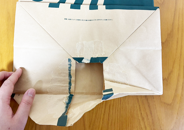 『スタバの紙袋』をおしゃれにリメイク！　7分で作れるかわいいグッズに「毎日持ち歩きたい！」