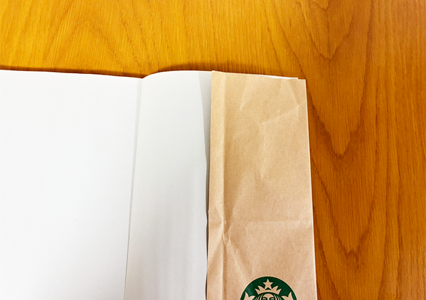 『スタバの紙袋』をおしゃれにリメイク！　7分で作れるかわいいグッズに「毎日持ち歩きたい！」