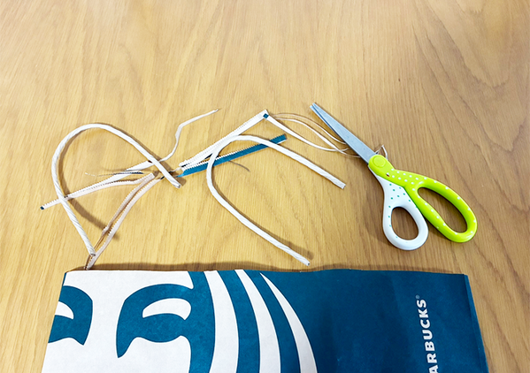 『スタバの紙袋』をおしゃれにリメイク！　7分で作れるかわいいグッズに「毎日持ち歩きたい！」