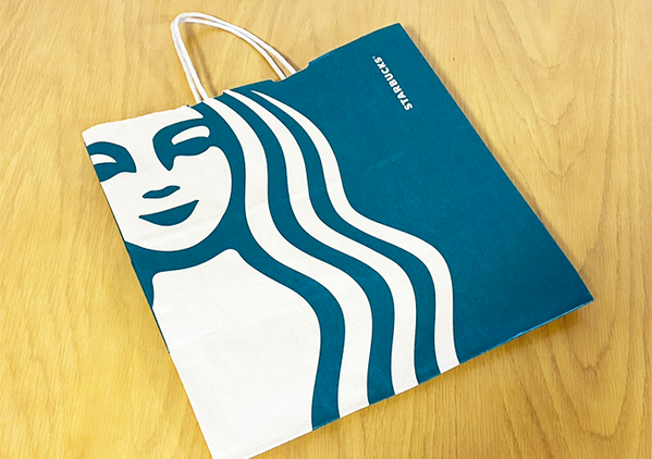 『スタバの紙袋』をおしゃれにリメイク！　7分で作れるかわいいグッズに「毎日持ち歩きたい！」