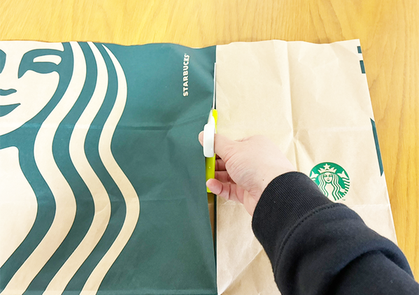 『スタバの紙袋』をおしゃれにリメイク！　7分で作れるかわいいグッズに「毎日持ち歩きたい！」