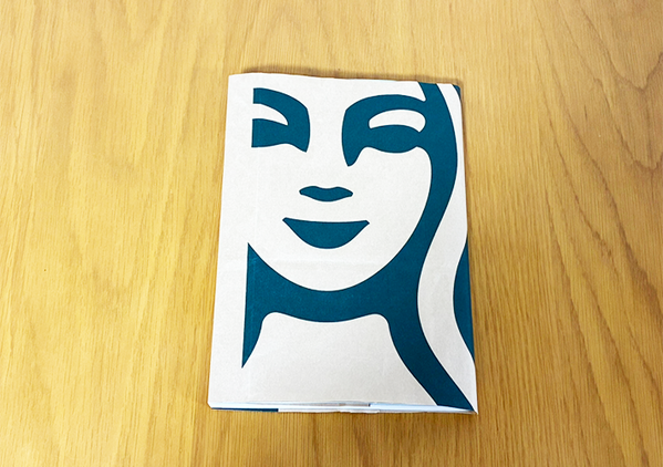 『スタバの紙袋』をおしゃれにリメイク！　7分で作れるかわいいグッズに「毎日持ち歩きたい！」