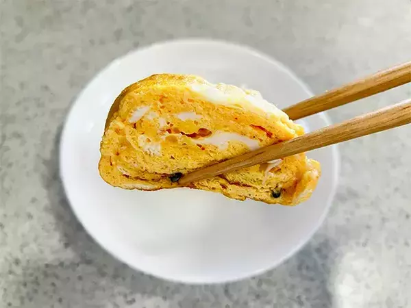 だしも砂糖も使いません！　玉子焼きに3つの調味料を入れたら「リピート確定」【レシピ】