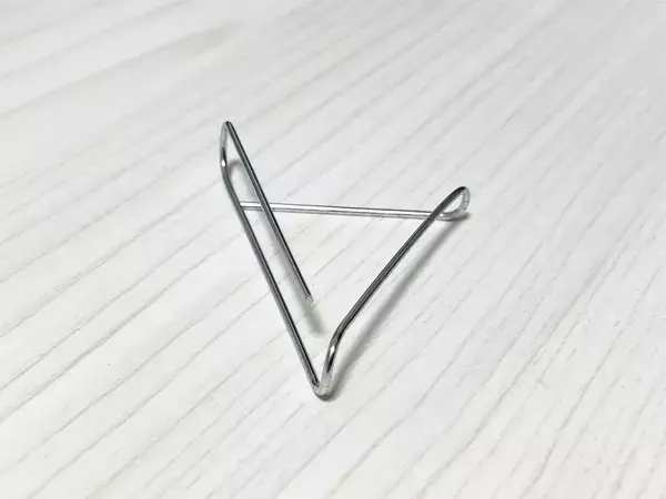 ゼムクリップを『V』に曲げて？　作業1分で作ったものに「便利すぎる！」