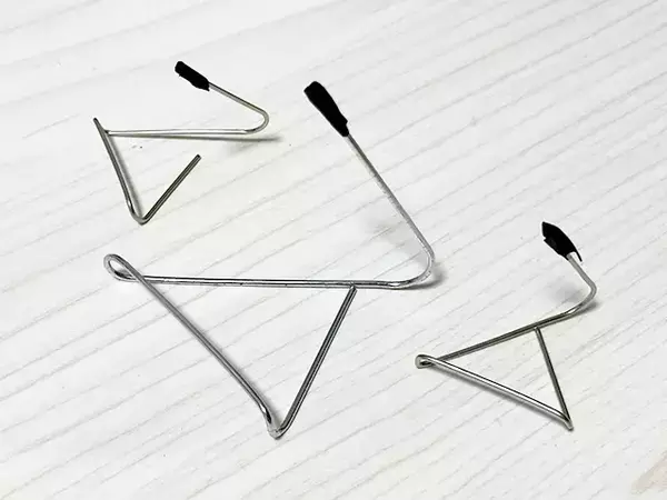 ゼムクリップを『V』に曲げて？　作業1分で作ったものに「便利すぎる！」