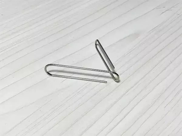 ゼムクリップを『V』に曲げて？　作業1分で作ったものに「便利すぎる！」