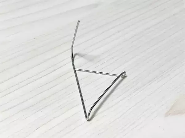 ゼムクリップを『V』に曲げて？　作業1分で作ったものに「便利すぎる！」