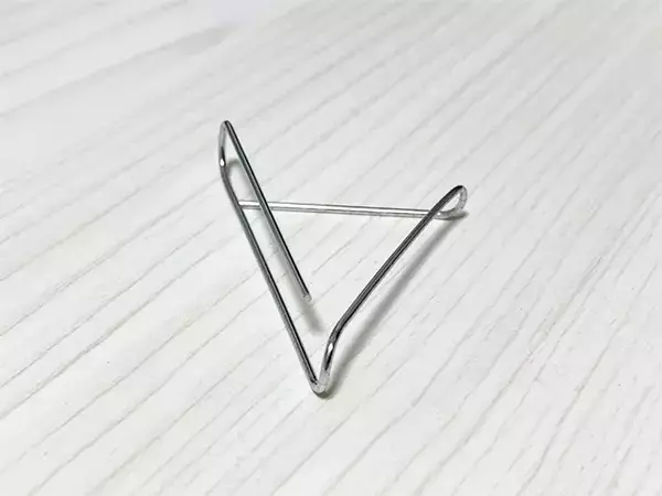 ゼムクリップを『V』に曲げて？　作業1分で作ったものに「便利すぎる！」