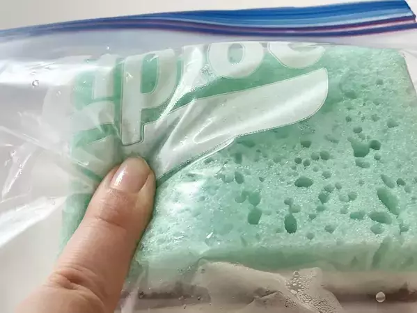 ダイソーのスポンジを『保冷剤』として使う方法　溶けるまでの時間や、便利な使い道は？