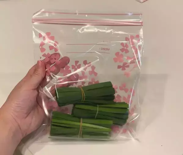 輪ゴムで留めたニラ　活用テクニックに「目からウロコ」「めっちゃ賢い」