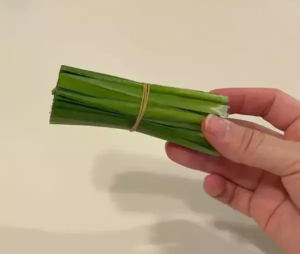 輪ゴムで留めたニラ　活用テクニックに「目からウロコ」「めっちゃ賢い」