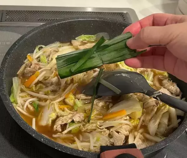 輪ゴムで留めたニラ　活用テクニックに「目からウロコ」「めっちゃ賢い」