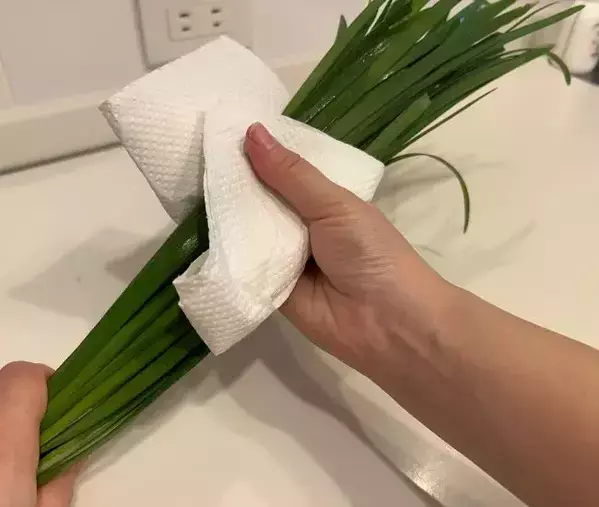 輪ゴムで留めたニラ　活用テクニックに「目からウロコ」「めっちゃ賢い」