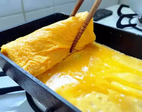 卵に『片栗粉』を混ぜて焼くと？　できあがりに「マジで違う」「明日からコレ」【調理テク4選】