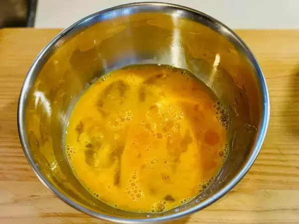 卵に『片栗粉』を混ぜて焼くと？　できあがりに「マジで違う」「明日からコレ」【調理テク4選】