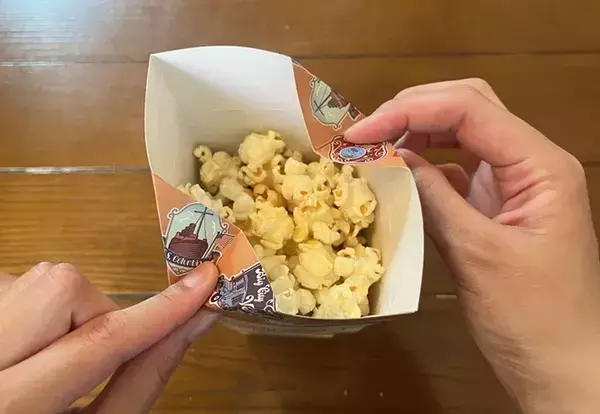 ポップコーンがこぼれない！ディズニーで教わった『畳み方』　試すと「まさかの発見」も