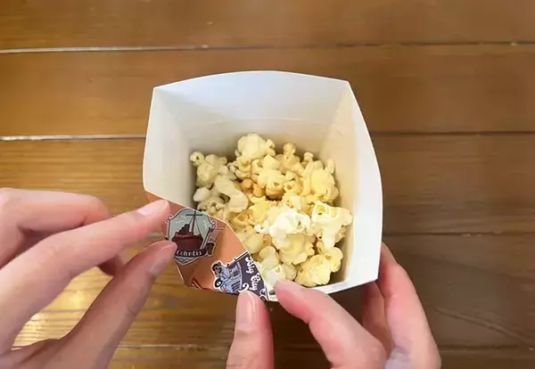 ポップコーンがこぼれない！ディズニーで教わった『畳み方』　試すと「まさかの発見」も