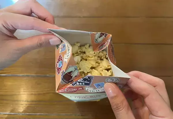 ポップコーンがこぼれない！ディズニーで教わった『畳み方』　試すと「まさかの発見」も