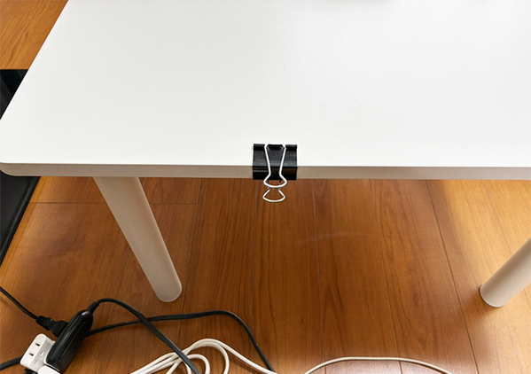 充電コードがぐちゃぐちゃな人は見て　『ダブルクリップ』を使う整理整頓術に「スッキリ片づいた」