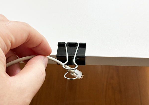 充電コードがぐちゃぐちゃな人は見て　『ダブルクリップ』を使う整理整頓術に「スッキリ片づいた」