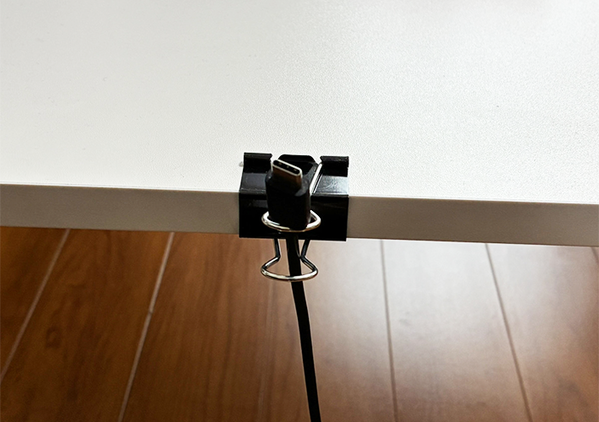 充電コードがぐちゃぐちゃな人は見て　『ダブルクリップ』を使う整理整頓術に「スッキリ片づいた」